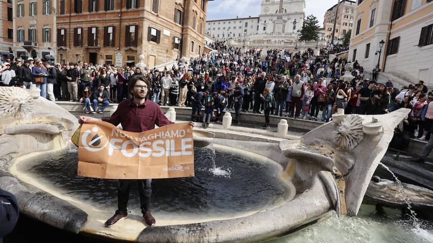 Klimaatactivisten kleuren fontein bij Spaanse Trappen in Rome zwart