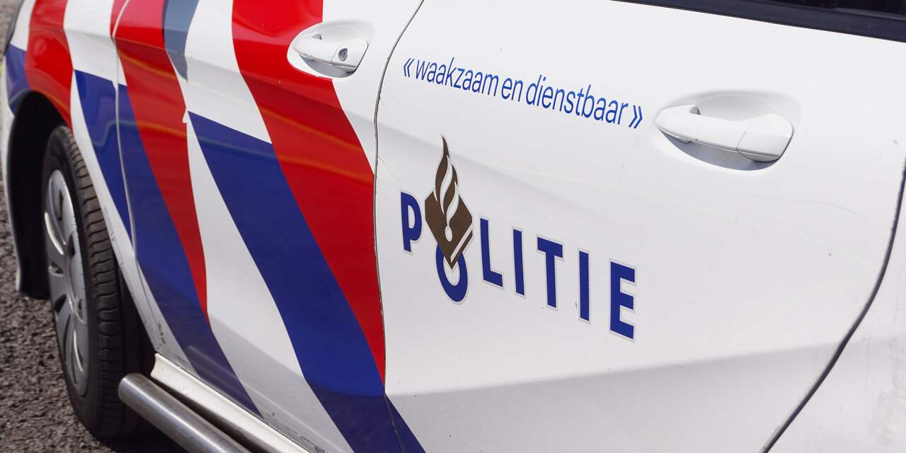 Auto vliegt uit de bocht en belandt in berm Nieuwe Kadijk, bestuurder raakt gewond