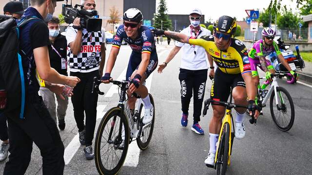 Dylan Groenewegen (rechts) feliciteert Tim Merlies na diens winst in de tweede etappe van de Giro.