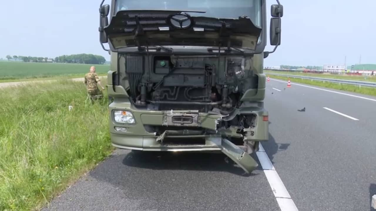 Beeld uit video: Een dode door militaire truck die inreed op file bij Middenmeer