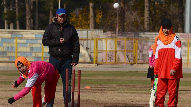 Een van de cricketsters van Afghanistan (niet op de foto) werd met de dood bedreigd door de Taliban.