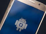 Een Android-smartphone van Samsung wordt geüpdatet.