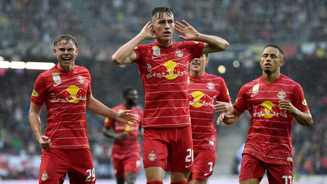 Luka Sucic viert zijn openingstreffer voor Red Bull Salzburg.