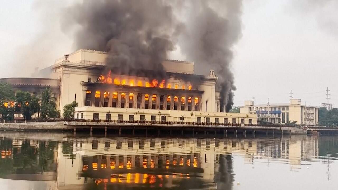 Beeld uit video: Vlammen slaan uit historisch postkantoor in Manilla