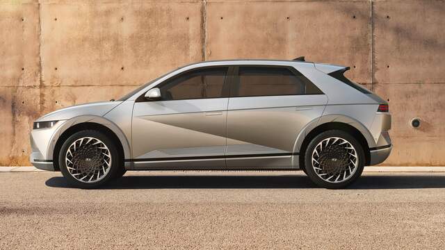 De IONIQ 5 lijkt compacter dan hij in werkelijkheid is.