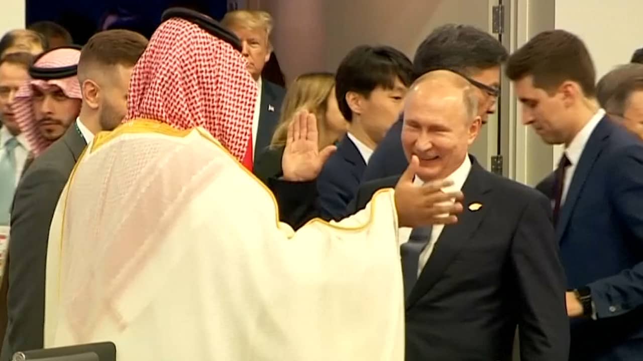 Beeld uit video: Poetin geeft Saoedische kroonprins high five
