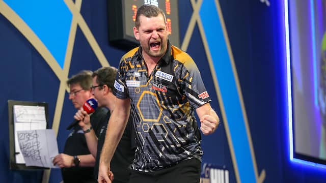 Martijn Kleermaker voegde zich dinsdag bij de laatste zestien op het WK darts.