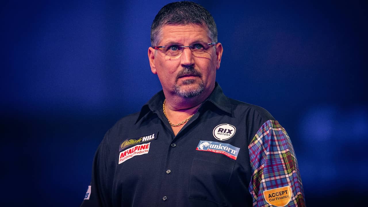 Gary Anderson kijkt bedenkelijk tijdens de wedstrijd tegen Mensur Suljovic.