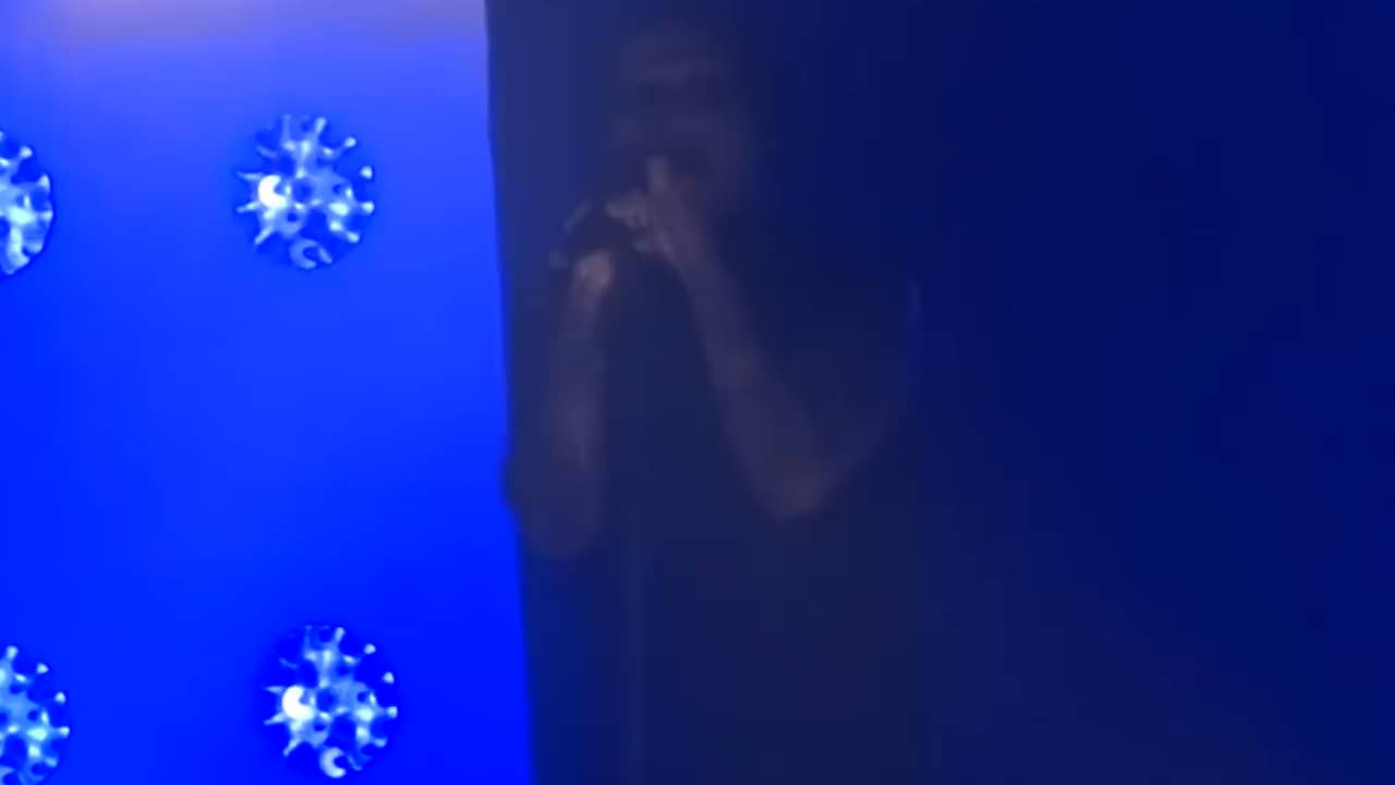Beeld uit video: Marilyn Manson zakt in elkaar tijdens concert in Houston