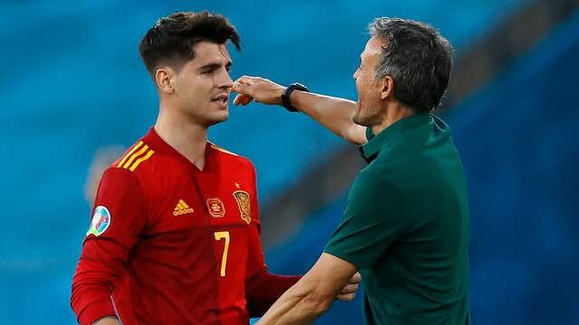 Álvaro Morata liep na zijn treffer meteen naar bondscoach Luis Enrique.