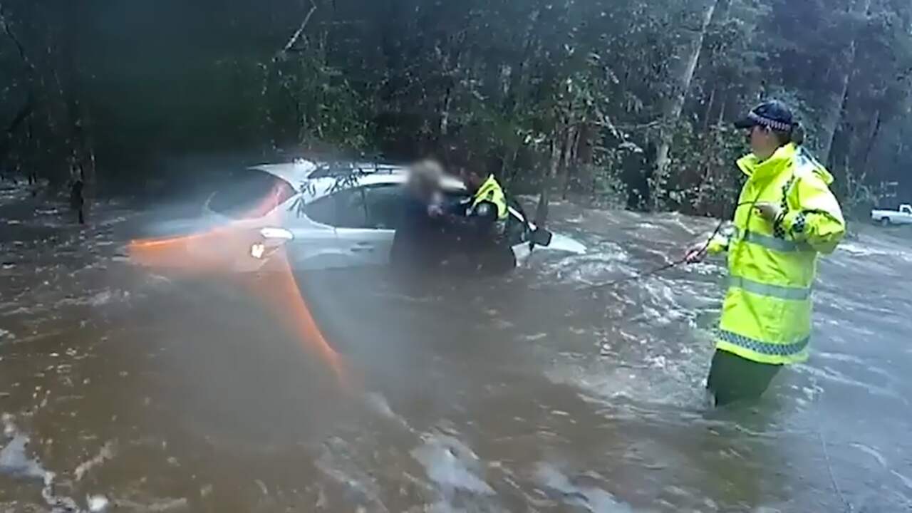 Beeld uit video: Agenten redden vrouw (72) uit ondergelopen auto in Australië