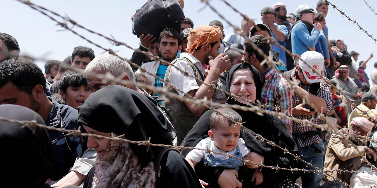 Turkije helpt tienduizenden vluchtelingen aan Syrische grens