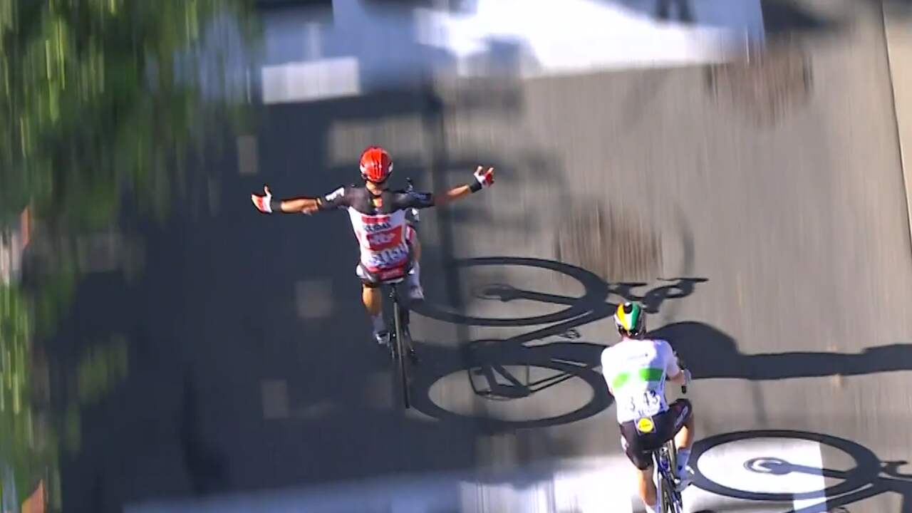 Beeld uit video: Ewan wint derde etappe Tour de France na massasprint