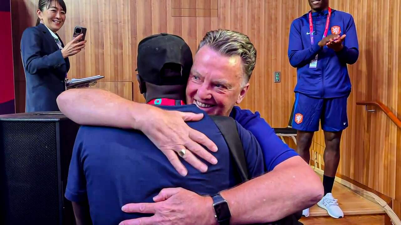 Beeld uit video: Van Gaal knuffelt op persconferentie met Senegalese journalist