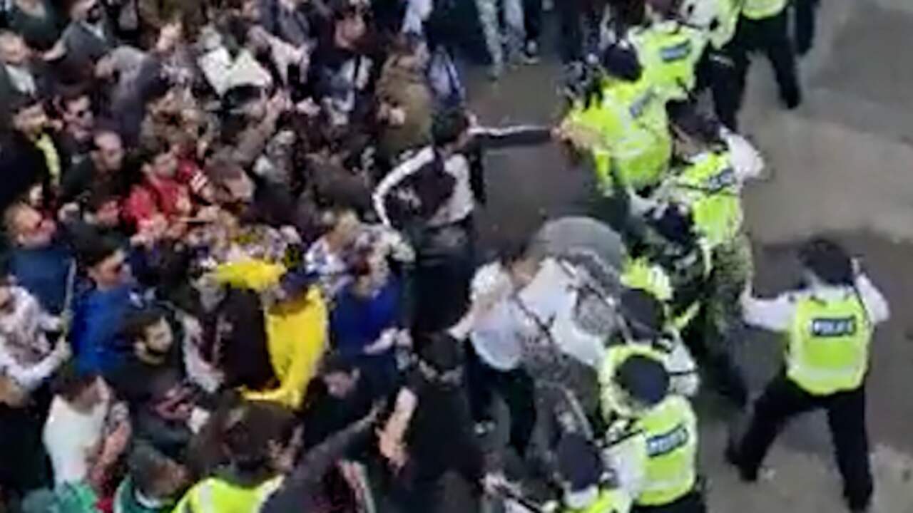 Beeld uit video: Demonstranten op de vuist voor Iraanse ambassade in Londen