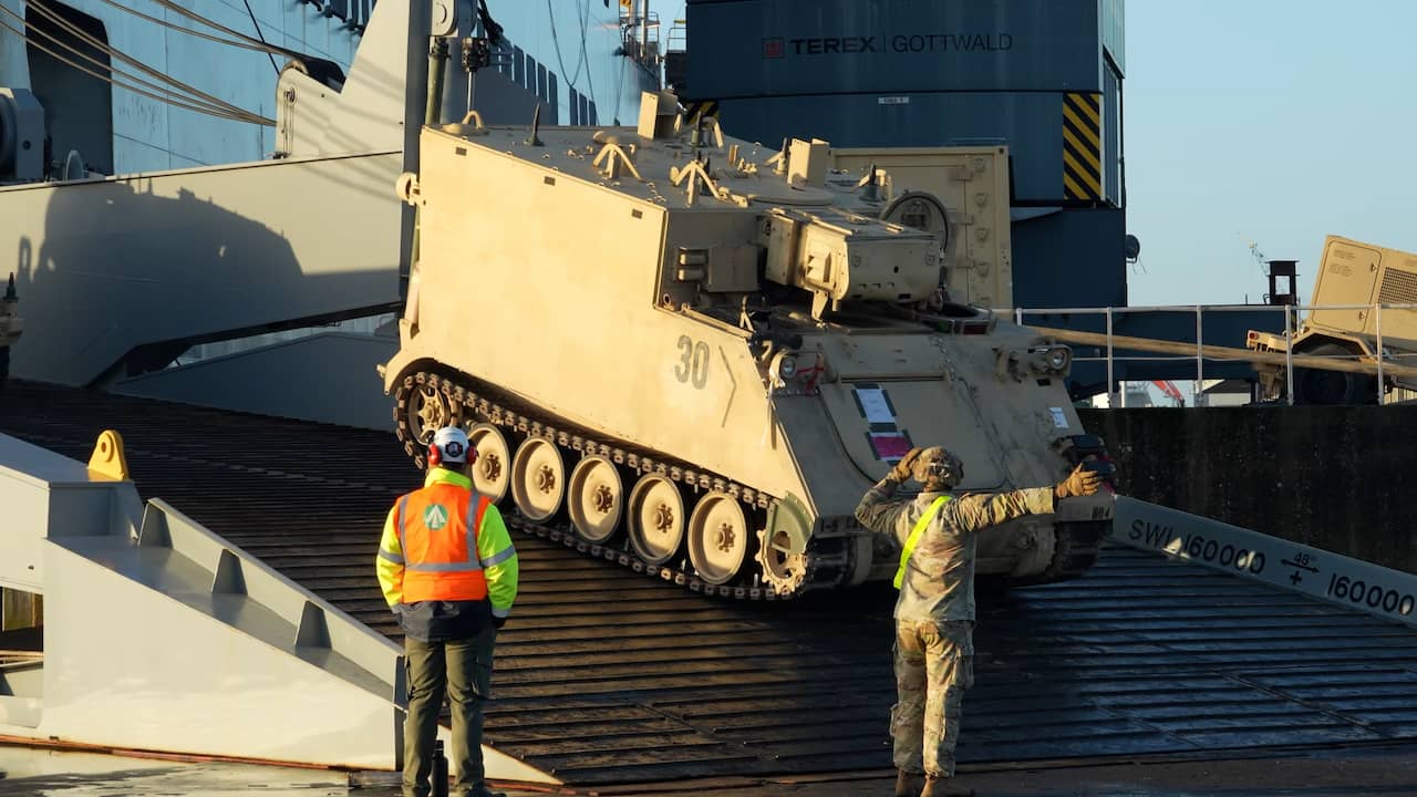 Beeld uit video: Amerikaans leger laadt 1.275 gevechtsvoertuigen uit in haven van Vlissingen