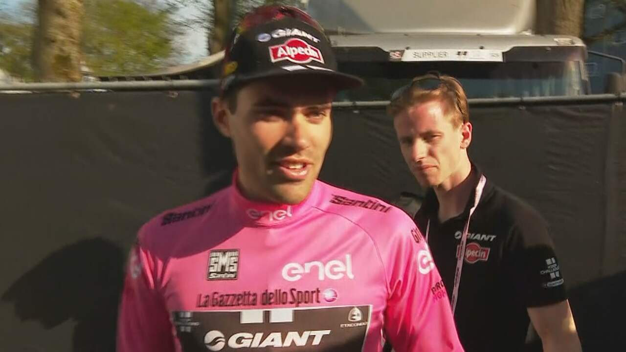 Beeld uit video: Tom Dumoulin blij met roze trui
