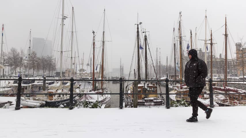 Nederland bedekt onder laag van sneeuw