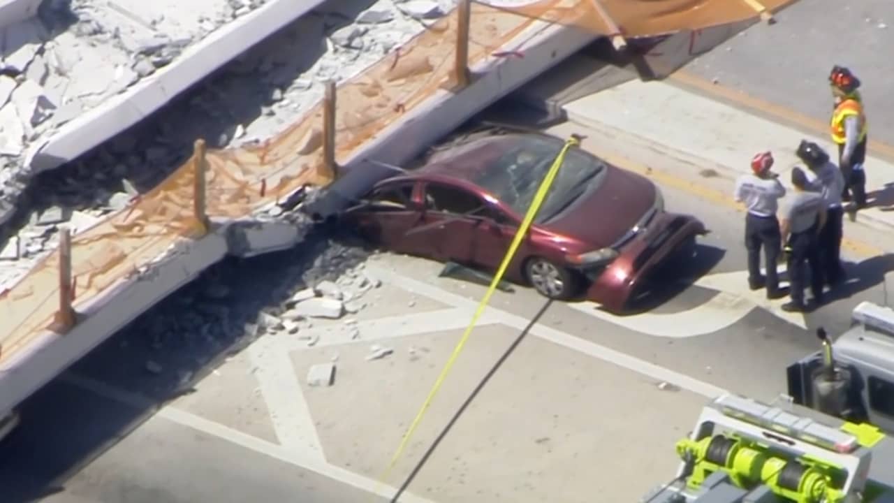 Beeld uit video: Luchtbeelden tonen ravage na instorten brug boven weg in VS