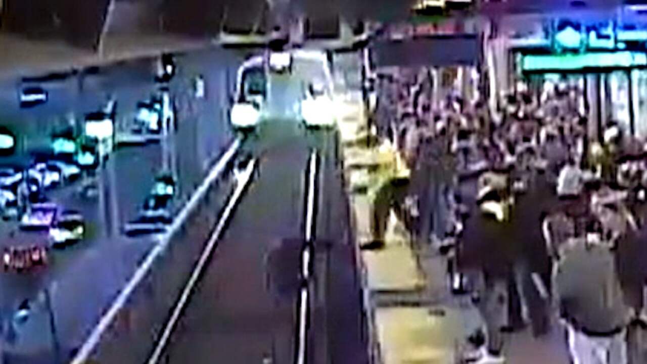 Beeld uit video: Man in VS sleurt jongen perron op voordat trein hem grijpt