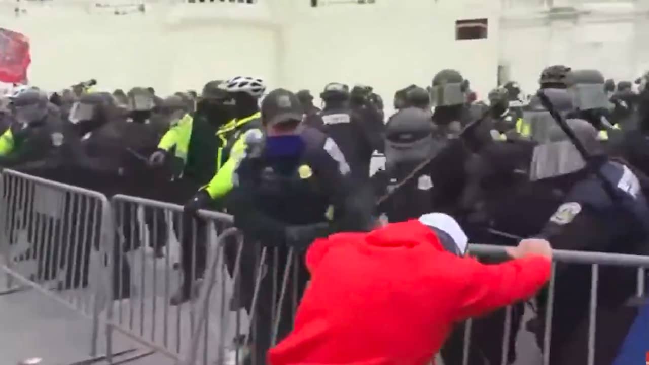 Beeld uit video: Demonstranten botsen met politie tijdens bestorming Capitool