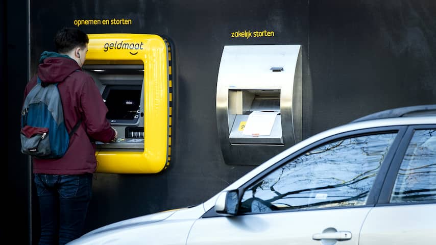 Kosteloos geld opnemen en voldoende geldautomaten worden bij wet geregeld