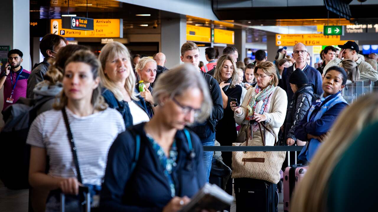 In the fight against queues, you can set the scan time yourself at Schiphol |  Economy