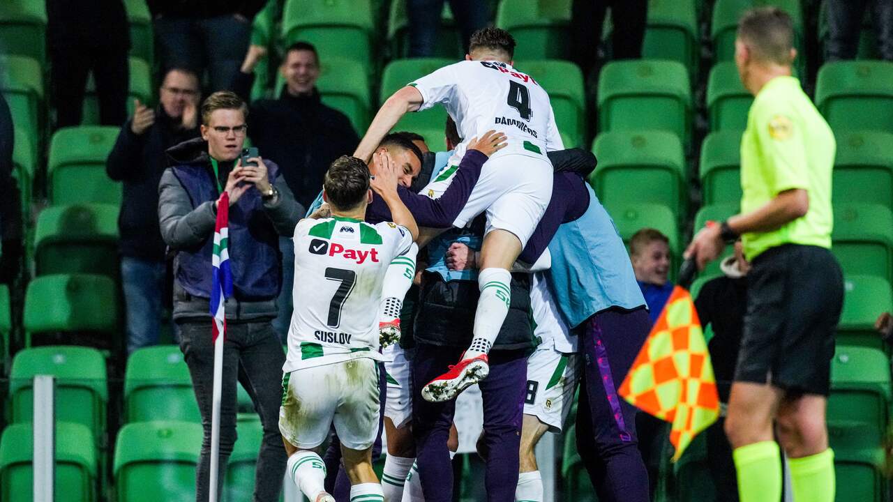 FC Groningen viert de 2-0 van Michael de Leeuw.