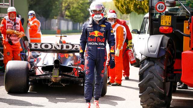 Max Verstappen loopt weg bij auto op weg naar de pitbox.
