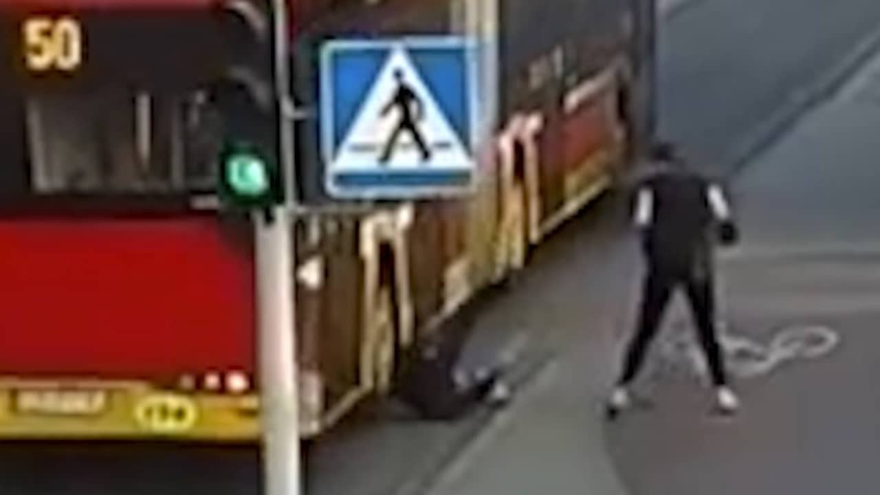 Beeld uit video: Tiener duwt per ongeluk vriendin bijna onder een bus