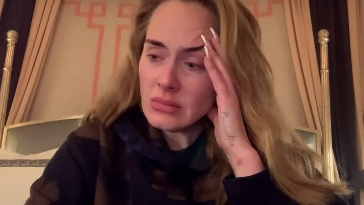 Beeld uit video: Geëmotioneerde Adele biedt excuses aan voor verplaatsen shows