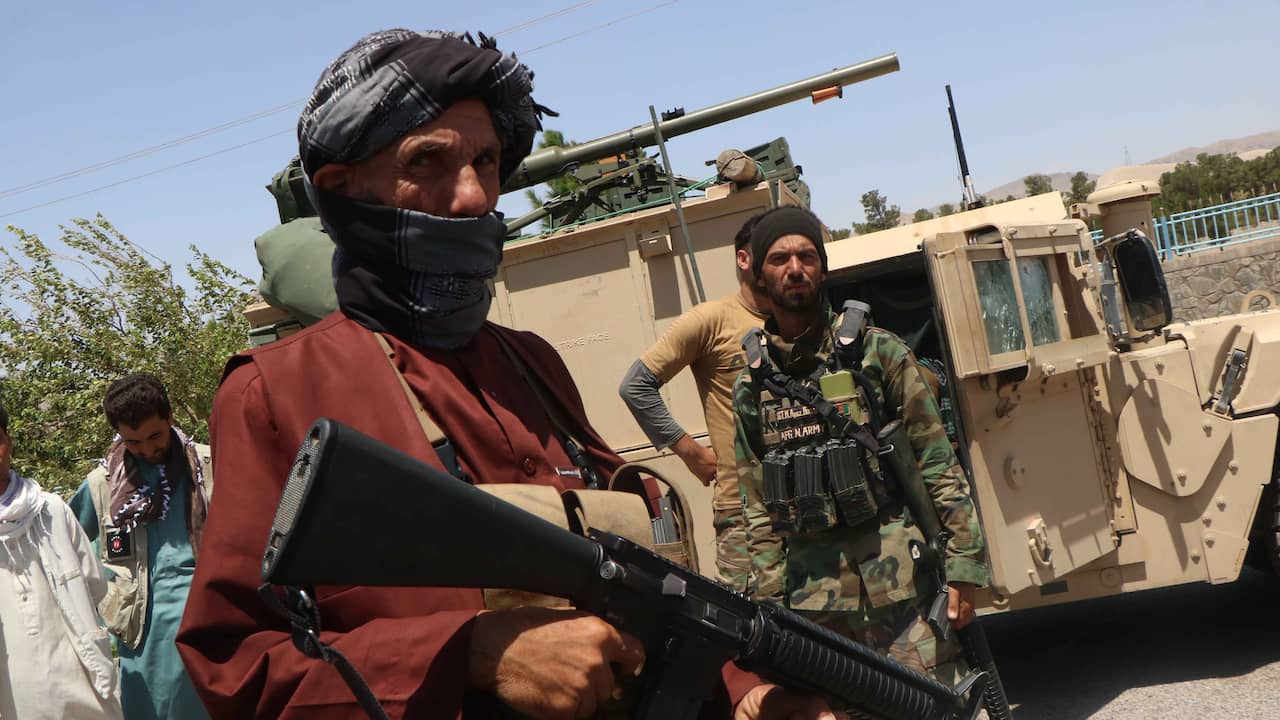 Beeld uit video: Taliban rukken op: 'Afghanen die Nederland hielpen worden gedood'