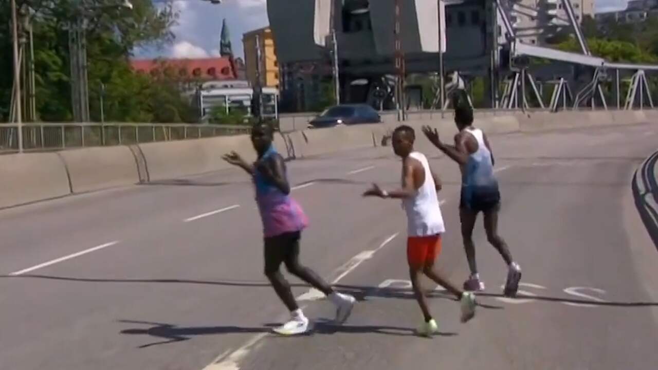 Beeld uit video: Bekijk hier de blunder tijdens de marathon van Stockholm