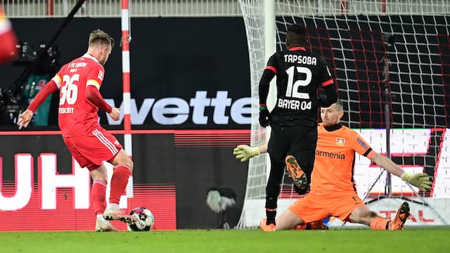 Cedric Teuchert maakt de enige goal van de wedstrijd.