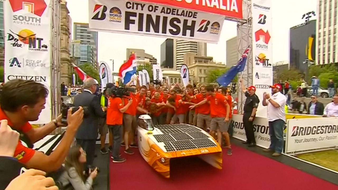 Beeld uit video: Studenten Delft halen juichend Nuna9 als eerste binnen in Solar Challenge