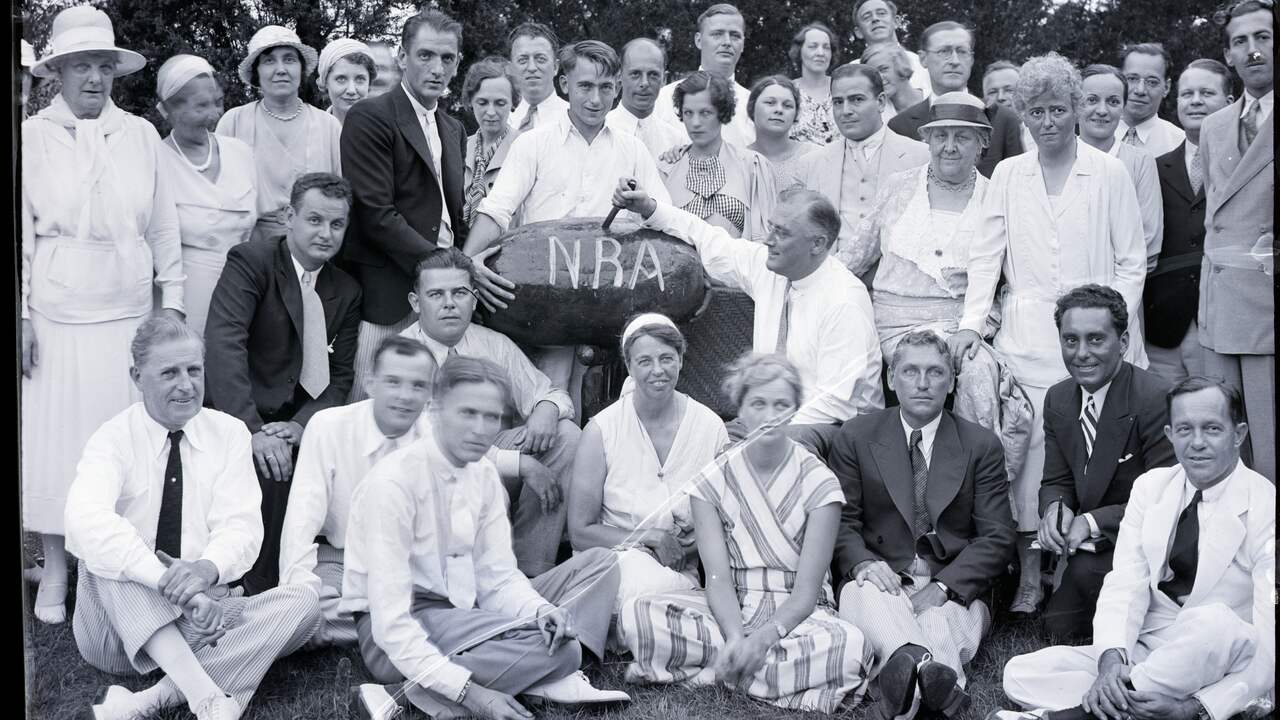 President Franklin Delano Roosevelt poseert in 1933 met leden van de NRA.