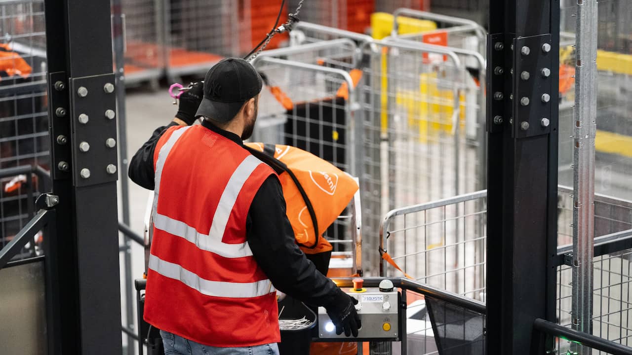 PostNL is cutting several hundred jobs to save costs |  Economy