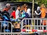 De toegang tot sportcentrum Snellerpoort in Woerden is afgezet met hekken. De noodopvang voor vluchtelingen werd door relschoppers belaagd.