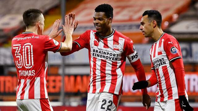 Vreugde bij PSV na de 0-w van Denzel Dumfries.