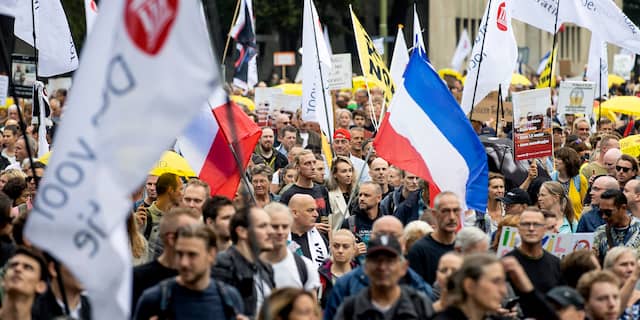 Honderden demonstranten lopen door Den Haag voor protest tegen QR-code