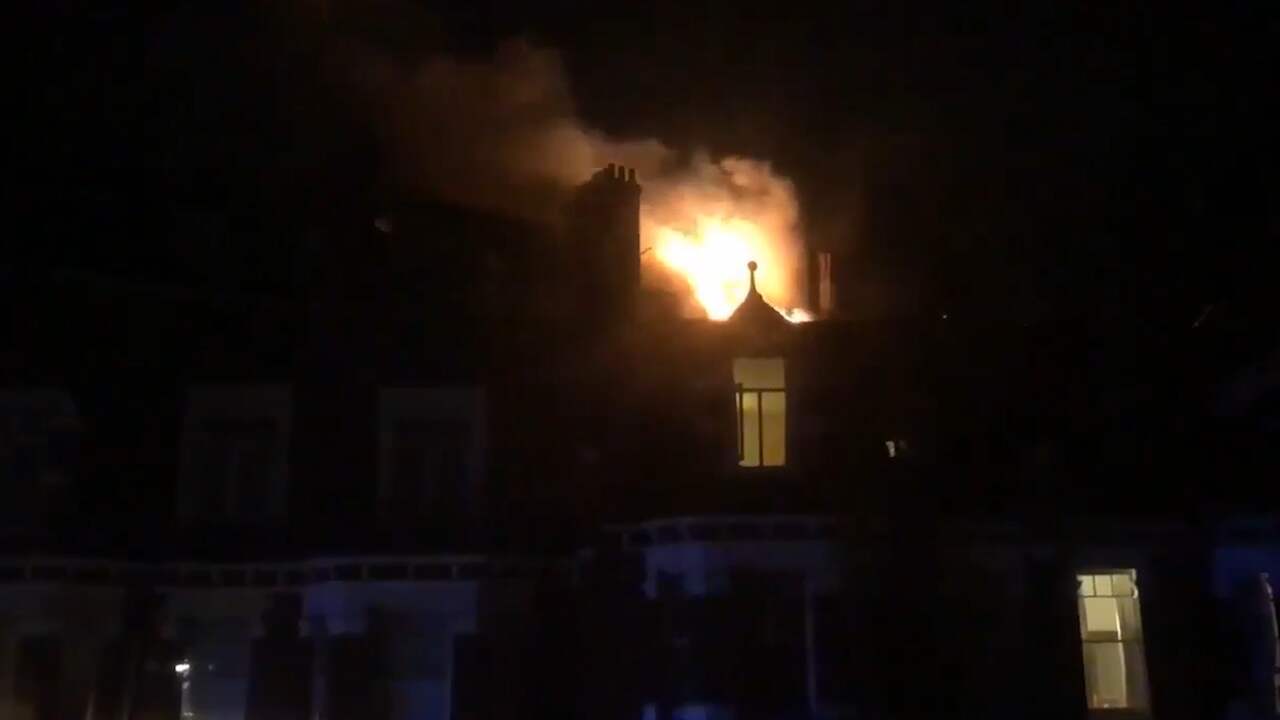 Beeld uit video: Vlammen slaan uit dak appartementencomplex Londen