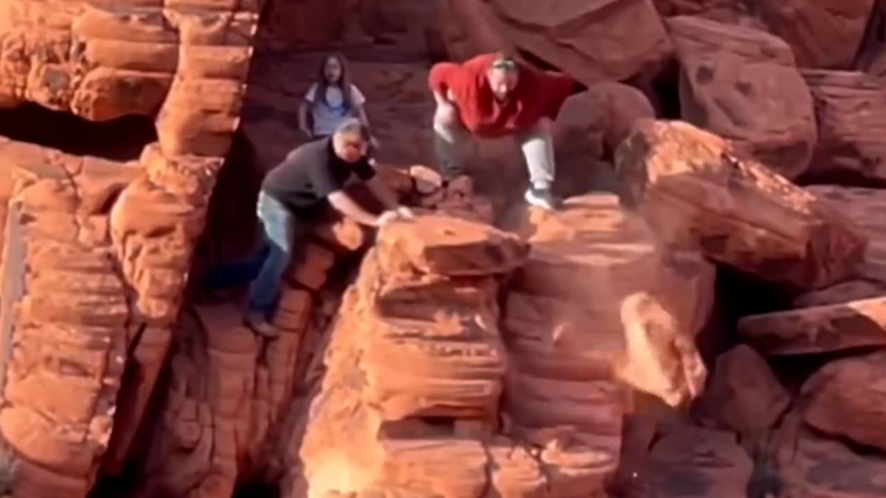 Beeld uit video: Amerikanen vernielen stenen van historische rotsformatie