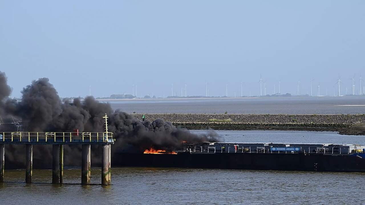 Beeld uit video: Grote zwarte rookwolken door brandende tanker in Groningen