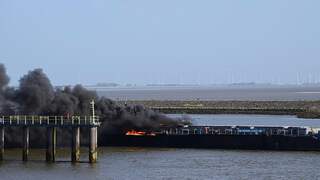 Grote zwarte rookwolken door brandende tanker in Groningen