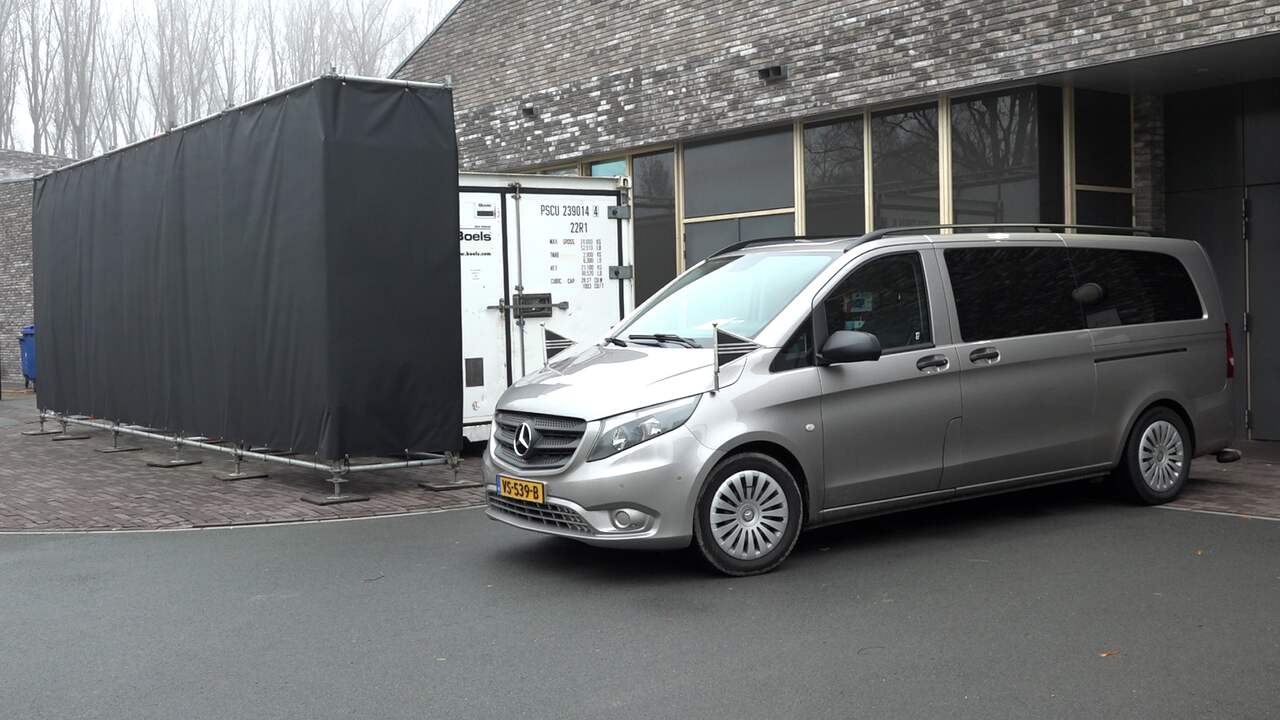 Beeld uit video: Extra sterfgevallen worden opgevangen in deze koelcontainers