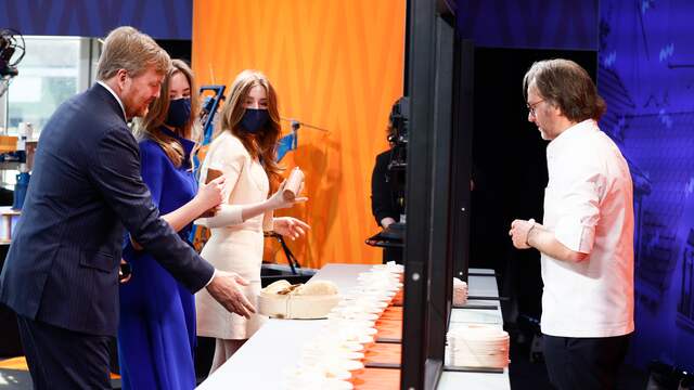 Ook leerden ze tompoucen eten, het gebakje dat onlosmakelijk verbonden is met Koningsdag.