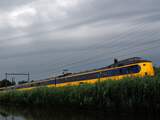 De trein van Zwolle naar Deventer gaat richting onweer