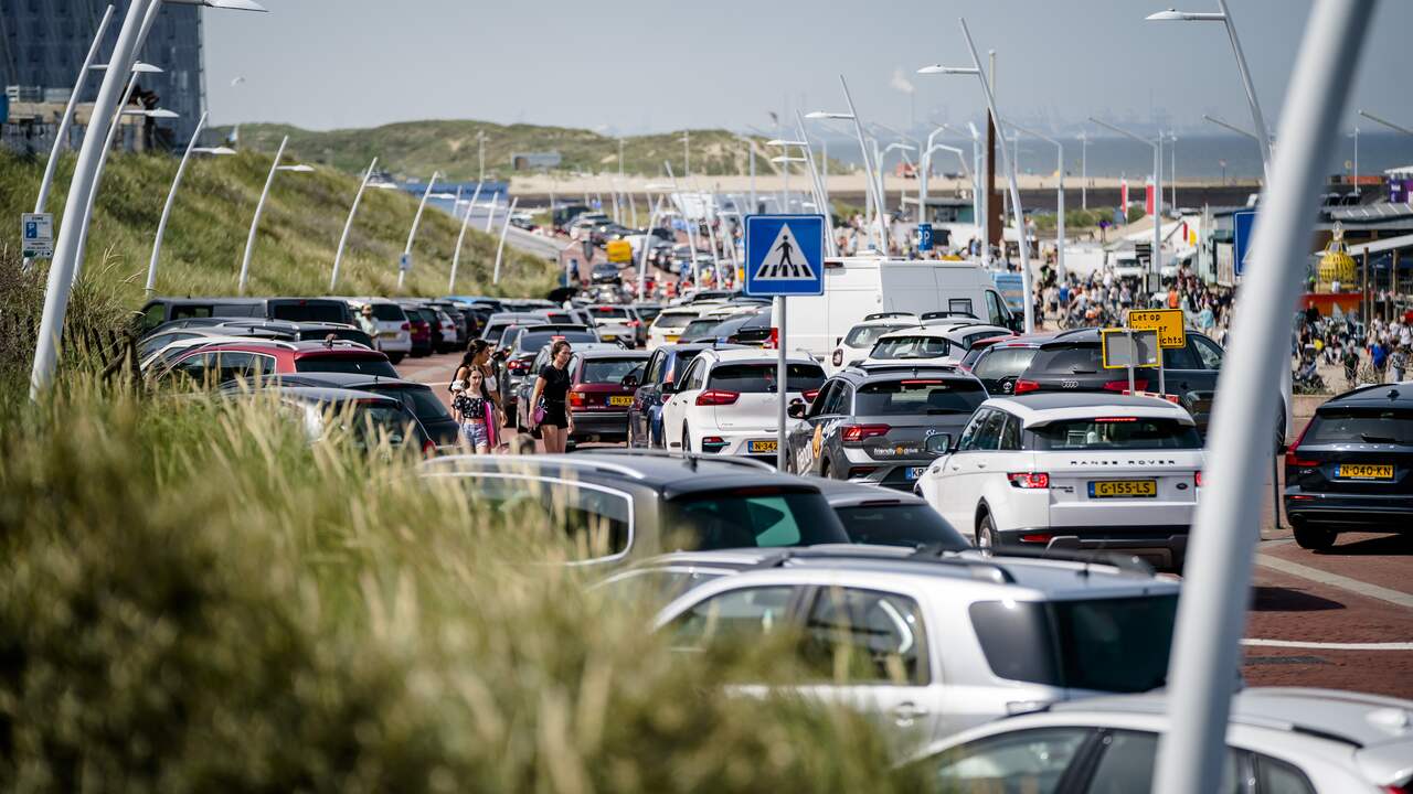 There was a lot of traffic on the roads towards the beach of Scheveningen.