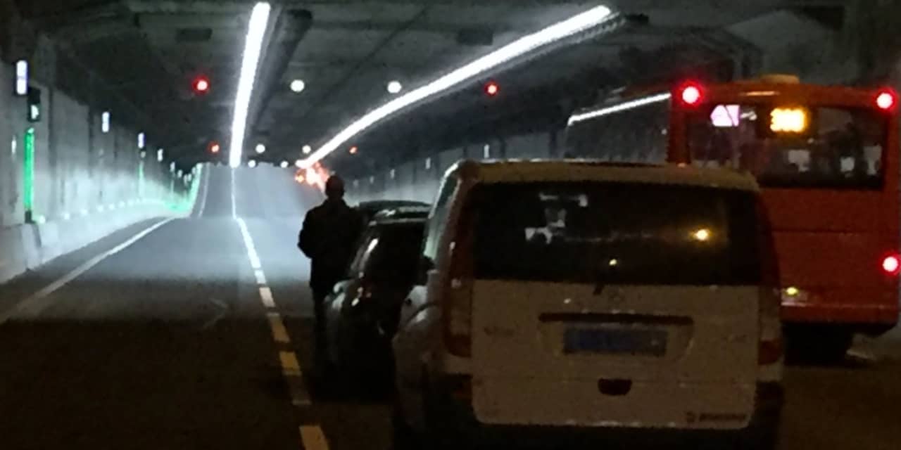 Coentunnel richting Zaanstad enige tijd ontruimd vanwege autobrand