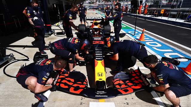 Max Verstappen moet bij de Grand Prix van Rusland achteraan beginnen door een gridstraf vanwege een motorwissel.